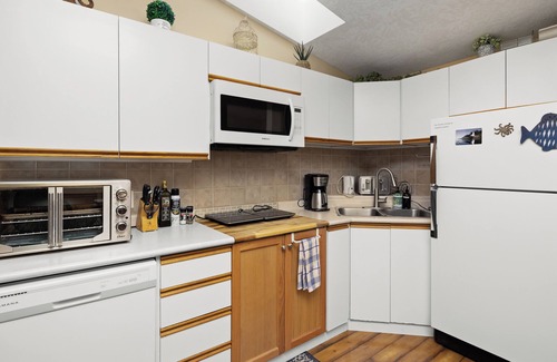 Sooke Hotel | Oceanfront Cottage: Private Dock, Beach Access, Hot Tub, BBQ & Free Kayaks