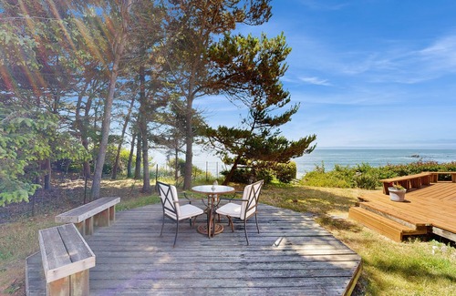 Brookings House | Oceanfront cottage with private hot tub & W/D- central locale near beach access