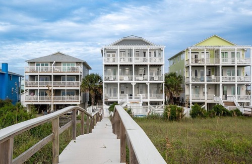 North Carolina Coast Condo | Oceanfront Escape with Shared Pool in Carolina Beach