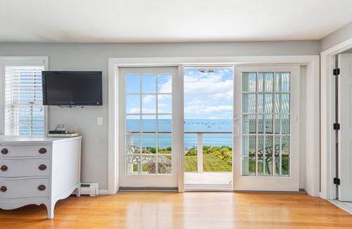 Plymouth House | Oceanfront home private Priscilla Beach