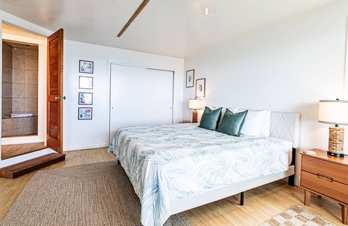 Hilo House | Oceanfront in Hilo Hale Kai Suites Bamboo Room - King Bed, Private Bathroom
