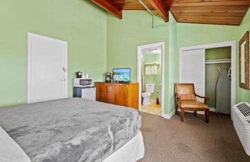 Fort Pierce Hotel | Oceanfront Inn Room #10- Standard Room - King Bed