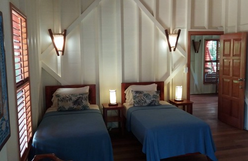 Bocas del Toro Bed & Breakfast | Oceanfront La Playa Casita at Bluff Beach Retreat in Bocas del Toro