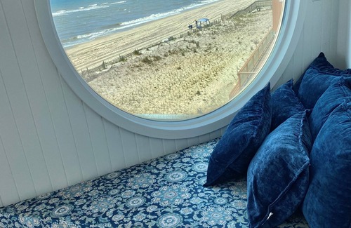 Ocean Beach House | OCEANFRONT Luxury 5 Bedroom house, Heated Pool, Jacuzzi. Sleeps 12