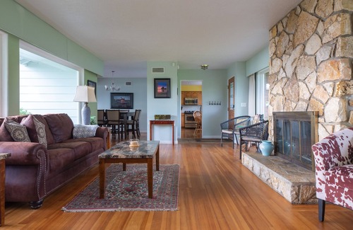 Newport House | Oceanfront ~ Newport Whale Watch ~ Single Story Home ~ W/Hot Tub!