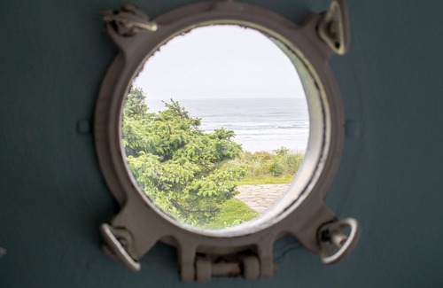 Newport House | Oceanfront ~ Newport Whale Watch ~ Single Story Home ~ W/Hot Tub!