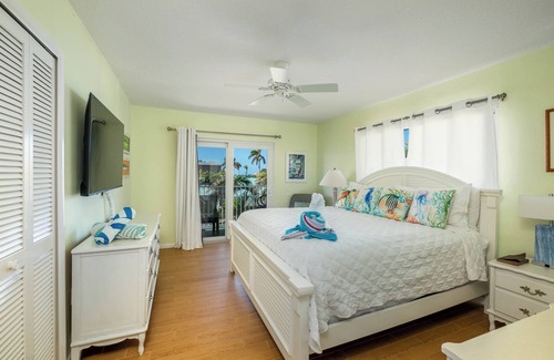 Key Colony Beach Hotel | Oceanfront Private Beach in Key Colony Beach Florida Keys