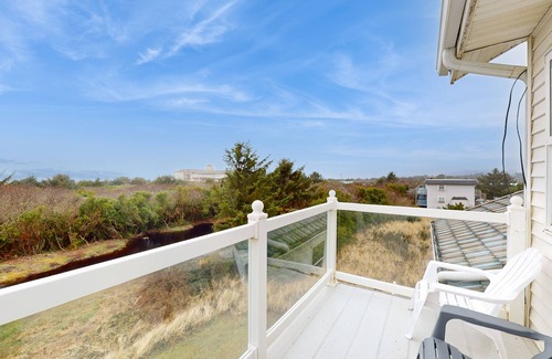 Ocean Shores Condo | Oceanfront suite w/deck, beach view, fireplace & jetted tub