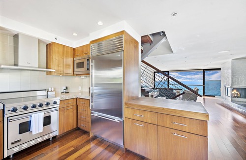 Blue Lagoon House | Oceanfront townhome Victoria Beach Walk to the Montage