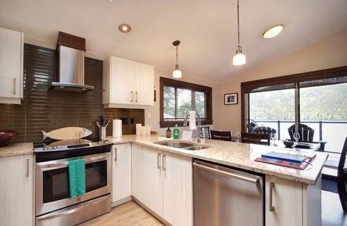 Port Renfrew Cabin | Oceanfront view, sleep 7, pet friendly in Port Renfrew BC