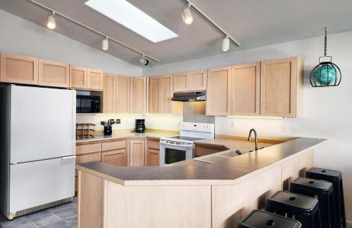 Yachats House | Oceanfront Views! Hot Tub! Starlit Shores