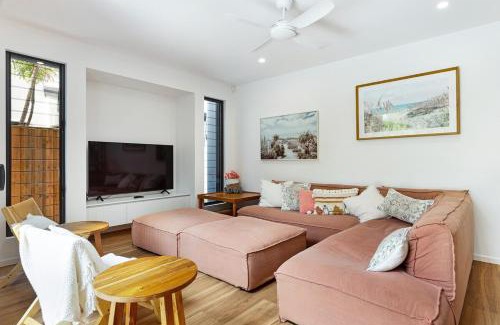 Warana House | Oceanic-Pet Friendly Townhouse 8min to Mooloolaba