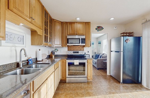 Bodega Bay Cottage | Oceanside Home Short Walk to Two Beaches w/Free WiFi, Private Hot Tub, & Deck