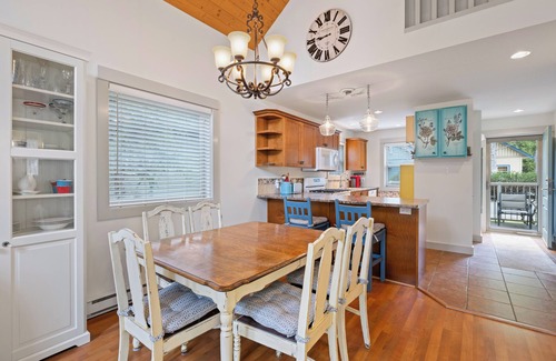 Regional District of Nanaimo Cottage | Oceanside Resort: 3 BED/2 BATH with Pool & Hot Tub