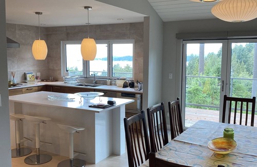 Bowen Island House | Oceanview and sunsets in Tunstall bay Lisence#00000861