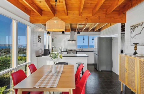 Blackmans Bay House | "Oceanview Retreat" - 20kms from CBD - Sleeps 8.