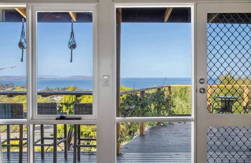 Blackmans Bay House | "Oceanview Retreat" - 20kms from CBD - Sleeps 8.