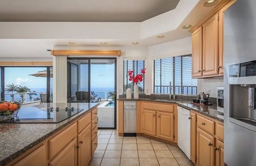 Holualoa House | Oceanview Suites + Cottage/Infinity pool and Jacuzzi