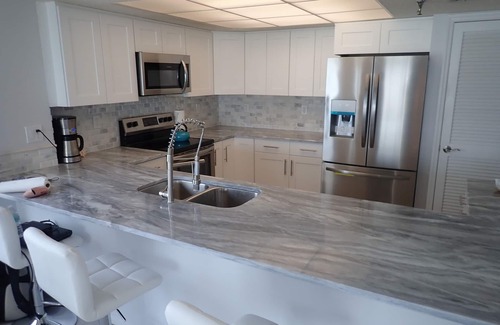 Redington Shores Condo | Oct 30-Nov 3 wknd Avail! BEACHFRONT CORNER 2/2 w/Jacuzzi and Electric FP!