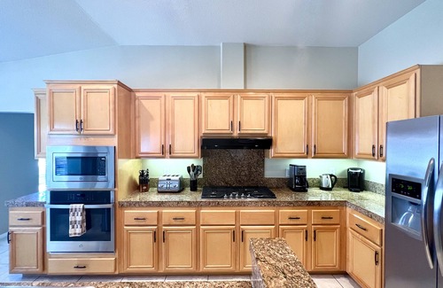 La Quinta House | Oct-Dec Book 2 Nights, Get 1 Free! Beautiful, large home with pool! #64140 4BD