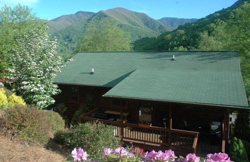 Maggie Valley Cabin | OCT. SPECIALS; 12-14/18-21 Mt. Views, Attached Garage, Flat Parking, Pet Fee.