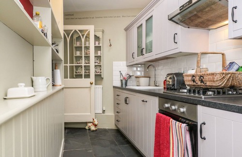 Chalford Cottage | OCTOBER COTTAGE, pet friendly in Chalford, Gloucestershire