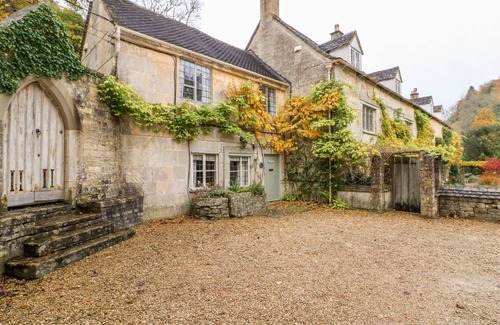 Chalford Cottage | OCTOBER COTTAGE, pet friendly in Chalford, Gloucestershire