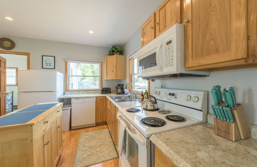 Lindstrom House | October Weekend still available Cozy Lakefront 2 BR- 1BA, Welcomes you!
