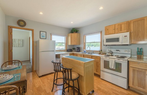 Lindstrom House | October Weekend still available Cozy Lakefront 2 BR- 1BA, Welcomes you!