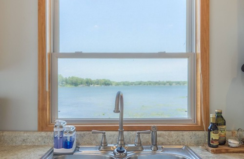 Lindstrom House | October Weekend still available Cozy Lakefront 2 BR- 1BA, Welcomes you!