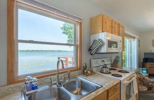 Lindstrom House | October Weekend still available Cozy Lakefront 2 BR- 1BA, Welcomes you!