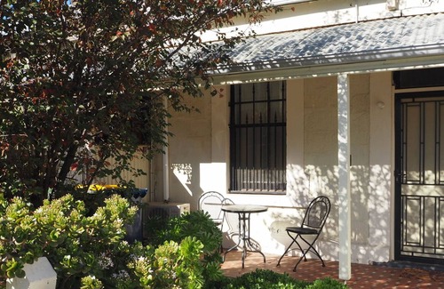 Parkside Cottage | Odeon Cottage - Harriett's Cottage Accommodation