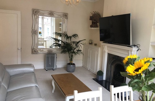 Hampstead Apartment | ❤️ of Hampstead Village-Charming bright airy raised ground floor garden flat