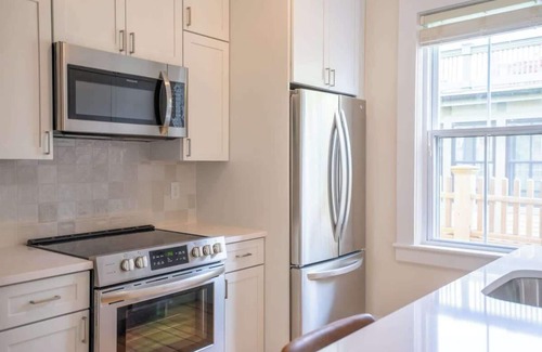 Top of the Hill House | Off Bellevue, walk to beach, fully renovated
