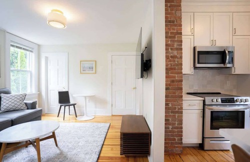 Top of the Hill House | Off Bellevue, walk to beach, fully renovated
