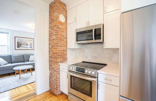 Top of the Hill House | Off Bellevue, walk to beach, fully renovated