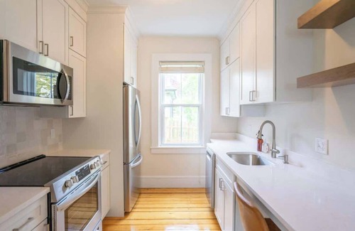 Top of the Hill House | Off Bellevue, walk to beach, fully renovated