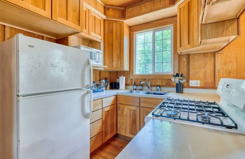 Anacortes House | Off-Grid Bungalow Cabin| Private Ranch | Sleeps 8