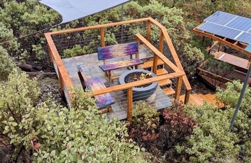 Rogue River House | Off-grid tiny home on 6 secluded acres w/outdoor soaking tubs and sauna!