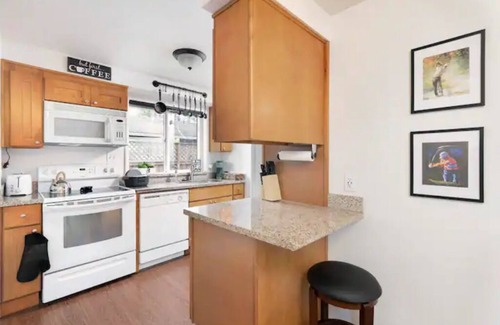 Vancouver House | Off the Fairway on Fairmount 2 Bd 1 Bth