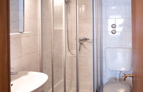 Monschau Hotel | Offer `stay 4 pay 3'in double. Shower / WC - Hotel Royal