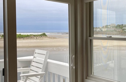 Ogunquit Condo | Ogunquit ocean front 1BR/1BA with deck, short walk to beach + center of town