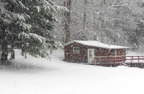 Dellroy Cabin | Ohio Cabin near Amish Country Pro Football HOF Hiking trails Near lake Fire Pit.