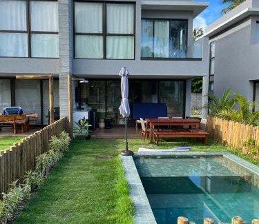 Passo de Camaragibe House | OKA 25: Casa com piscina em condomínio beira mar em Milagres