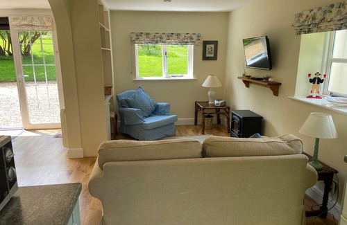 Blandford Forum Cottage | OKE APPLE COTTAGE, pet friendly, with a garden in Okeford Fitzpaine