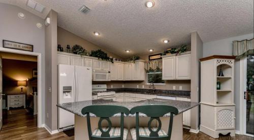 Caroline Villa | Olanta - Patio Villa Near Lake SumterVillagepeople