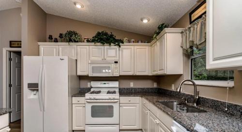Caroline Villa | Olanta - Patio Villa Near Lake SumterVillagepeople
