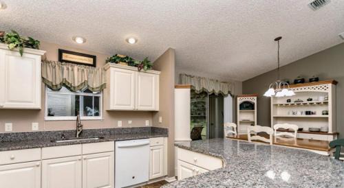 Caroline Villa | Olanta - Patio Villa Near Lake SumterVillagepeople