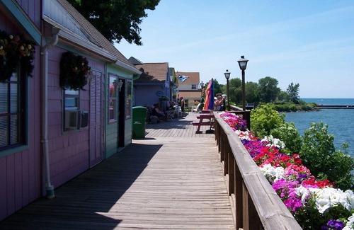 Olcott House | Olcott Beach House on lake Ontario near Niagara Falls