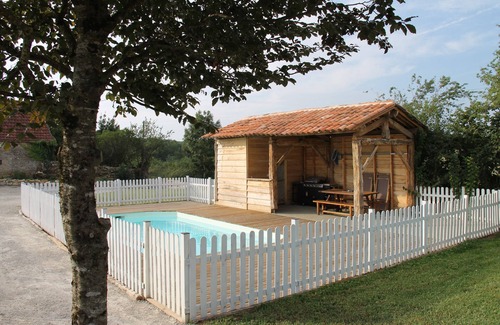 Villeneuve d'Aveyron House | Old building, with private pool in the heart of a small farmhouse Quercy.